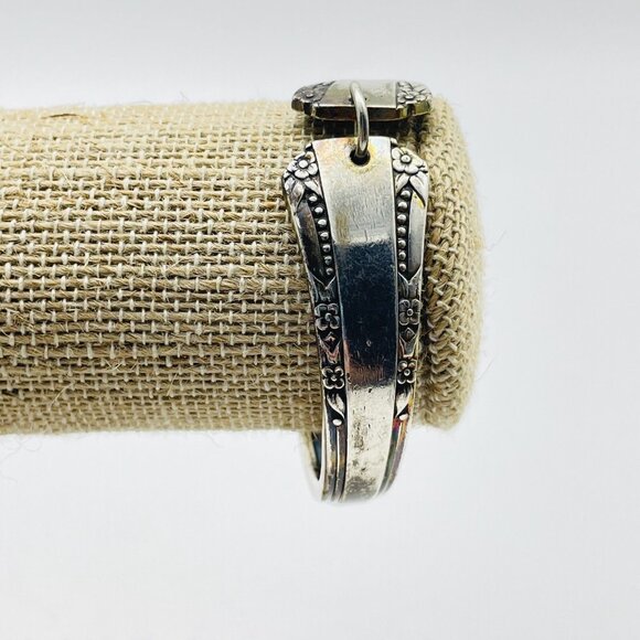 ONEIDA Signed Silver Tone Hinged Bangle Bracelet Floral Engraved Design Vintage - Picture 6 of 8